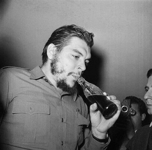 Che Guevara, no Uruguai, toma uma Coca-Cola, de canudinho, em foto preto e branco