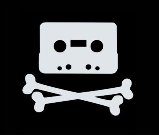 Símbolo da pirataria, com ossos cruzados e uma fita K7 no lugar da caveira