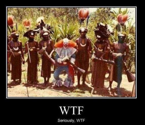 O palhaço Bozo, caracterizado e segurando instrumento regional, posa ao lado de 6 pessoas paramentadas com trajes de suas culturas, segurando instrumentos, e com um matagal ao fundo. Legenda: WTF - seriously, WTF