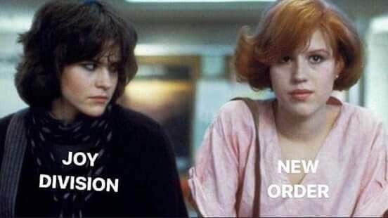 meme com a personagem gótica e a personagem socialite do Clube dos 5, com as legendas:<br><br>JOY DIVISION<br>NEW ORDER