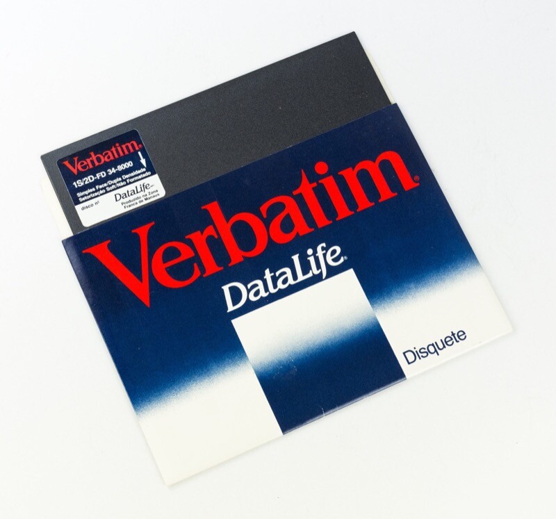 Um disquete da Verbatim com identificação em português