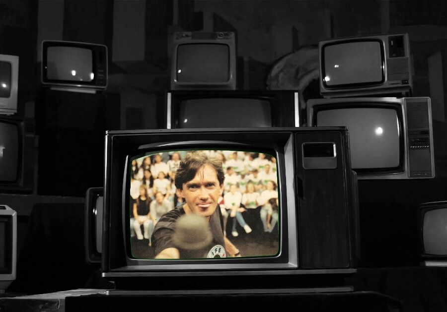 Serginho Groisman leva o microfone à câmera, seu gesto característico