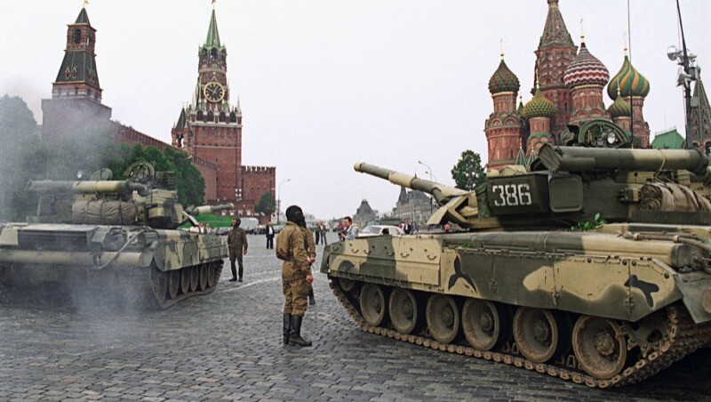 Tanques e tropas em frente ao Kremlin
