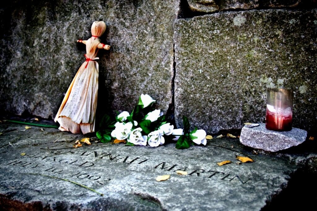 Lápide de Susannah Martin, enforcada um mês antes, em 19 de julho.<br>