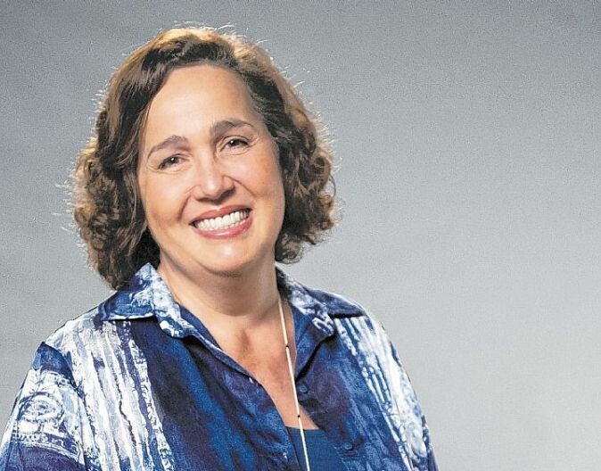 Claudia Jimenez sorri para a câmera