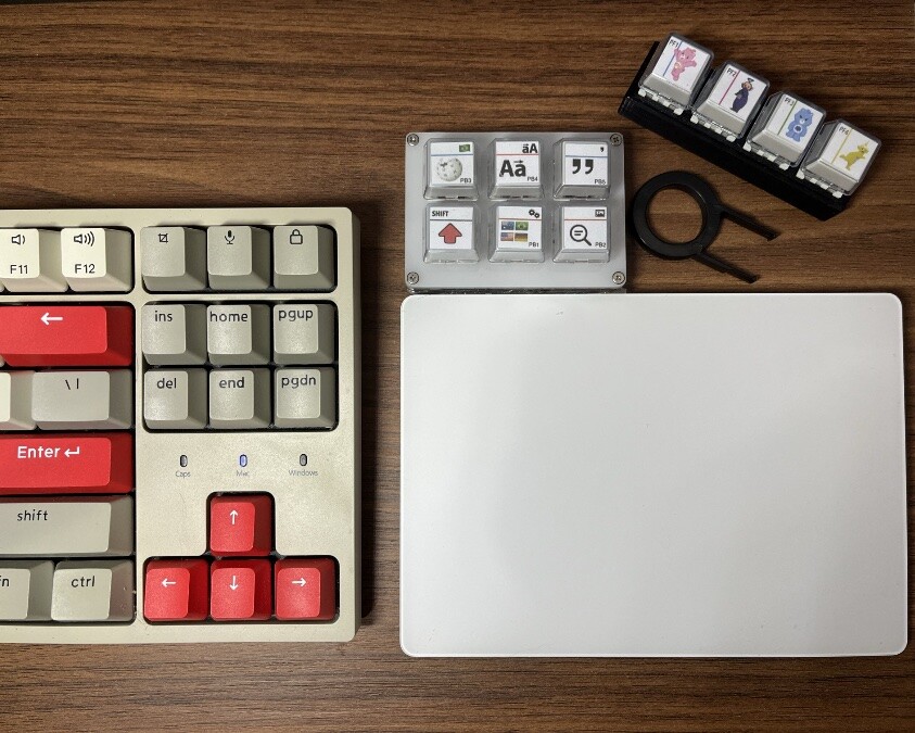 3 teclados, sendo um comum, um de 6 teclas (com ícones utilitários nelas, tais como maiúsculas/minúsculas, wikipedia, etc.), e um de 4 teclas, decoradas com personagens dos ursinhos carinhosos e dos teletubbies