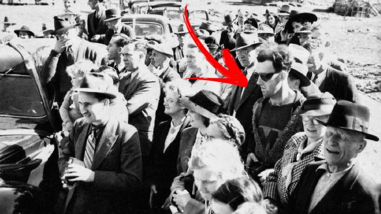 Foto antiga frequentemente apresentada como evidência de viagem no tempo, com um homem que parece estar em dia com a moda grunge, incluindo óculos escuros modernos.<br><br>Claro que há variadas e convincentes explicações, provavelmente todas verdadeiras.