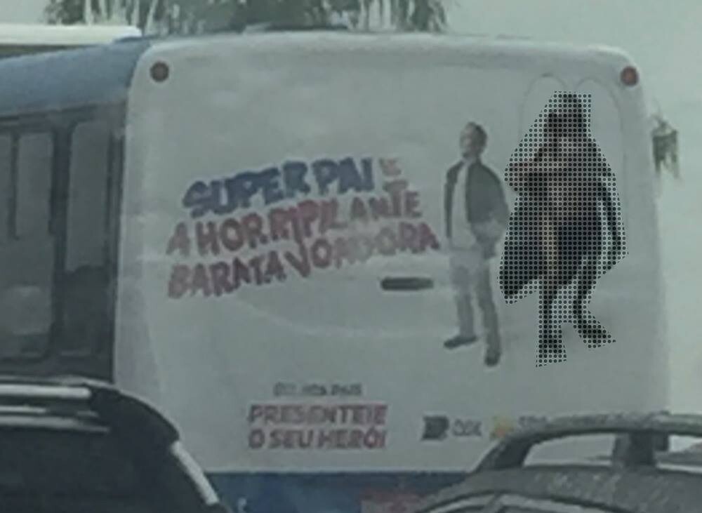 Descrição da imagem: o CDL de Floripa colocou uma campanha, circulando no painel traseiro dos ônibus, com uma imagem fotorrealista de uma barata voadora de 2 metros de altura, e o título: Super Pai e a Horripilante Barata Voadora.<br>