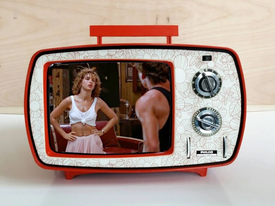 Cena de Dirty Dancing em TV portátil de cozinha de vó