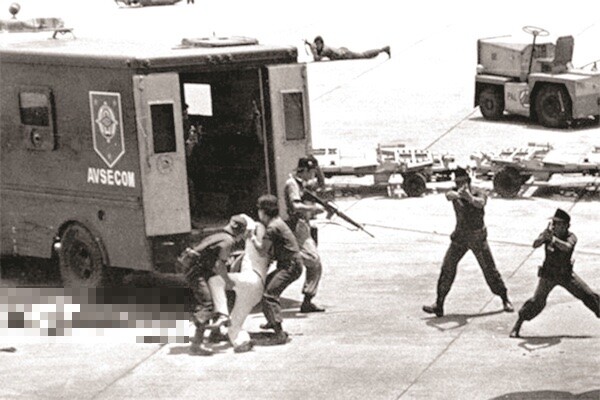 Policiais que iam levar Aquino à prisão reagem ao momento de seu assassinato