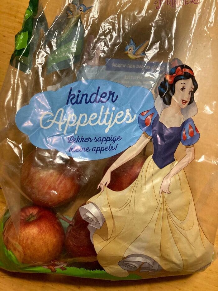 saco plástico de maçãs, comercializadas tendo como público-alvo as crianças, ilustrado com a figura da Branca de Neve da Disney, e com o título: KINDER APPELTYES