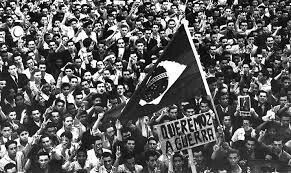 Manifestação popular na década de 40 com cartaz “QUEREMOS A GUERRA“