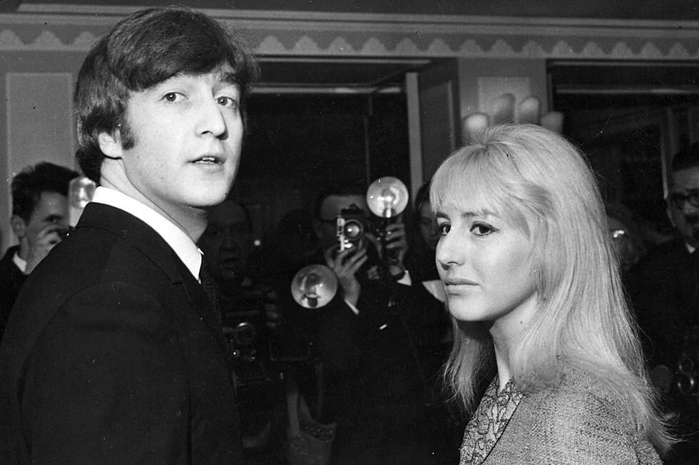 John e Cynthia Lennon em foto em preto e branco