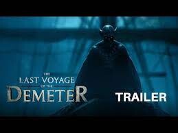 Cena do trailer de A Última VIagem do Demeter, com o vampiro Drácula visto na proa de um veleiro, em cena noturna