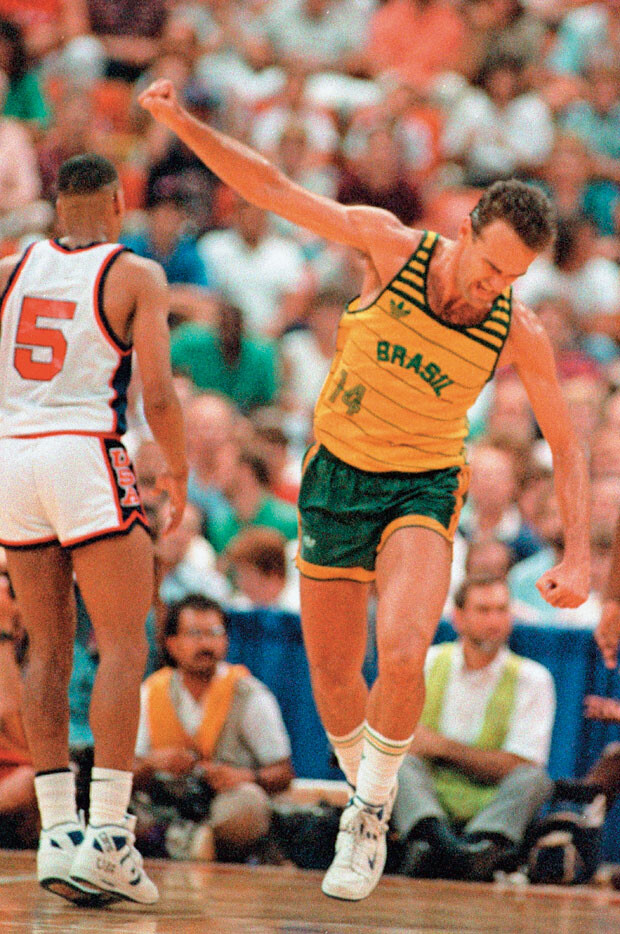 Comemoração em quadra da vitória do Brasil