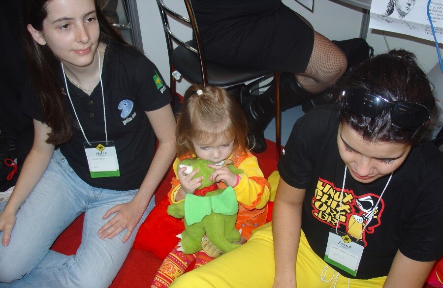Em um FISL, as integrantes das LinuxChix: Bani, Renata, Alice e Lulyis