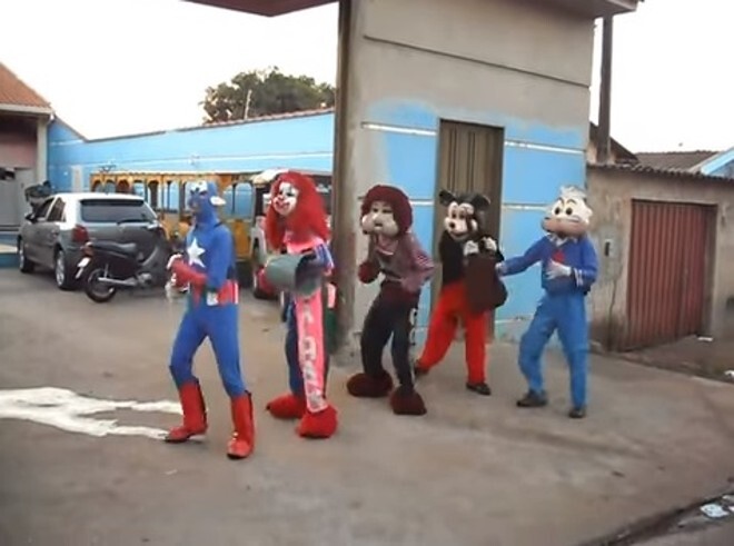 Imagem extraída do vídeo, com os personagens Capitão América, Palhaço, Fofão, Mickey e Popeye