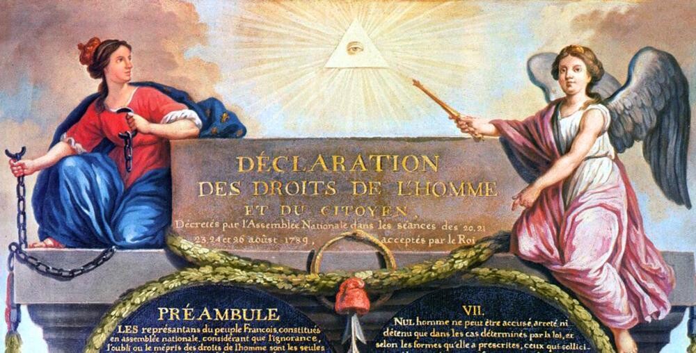 Cabeçalho de reprodução artística da Declaração, recheada de símbolos sociais (grilhões abertos, as cores do traje), religiosos e místicos (o olho emanando luz de dentro de um triângulo voador acima de todos)