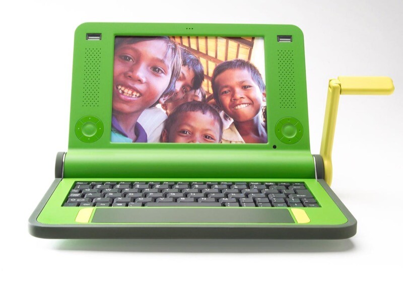 O laptop do OLPC ainda com manivela geradora de eletricidade, ao lado direito do seu teclado.