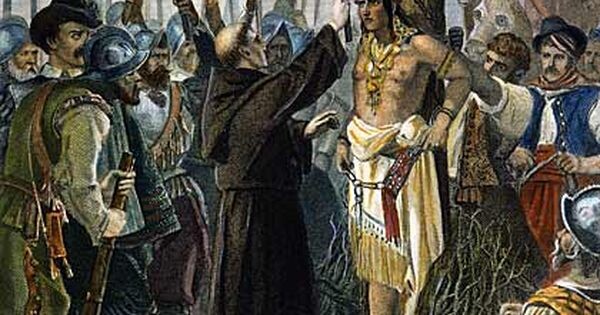 Cristão, protegido por militar armado às suas costas, gesticula diante do imperador acorrentado