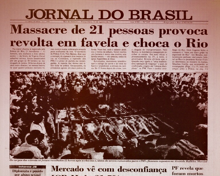 Capa do Jornal do Brasil com a Manchete: Massacre de 21 pessoas provoca revolta em favela e choca o Rio<br><br>A legenda da foto de capa, que pixelizei, diz: Os corpos das vítimas só foram recolhidos 13 horas após a chacina e, antes de serem removidos para o IML, ficaram expostos na avenida