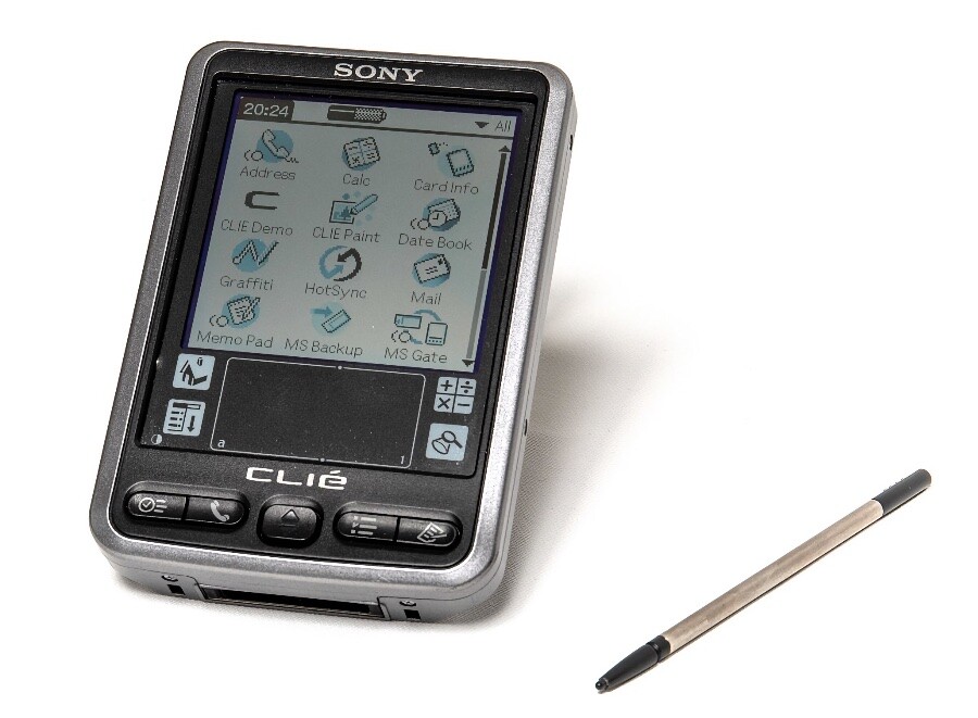 Um Sony Clie com sua canetinha ao lado