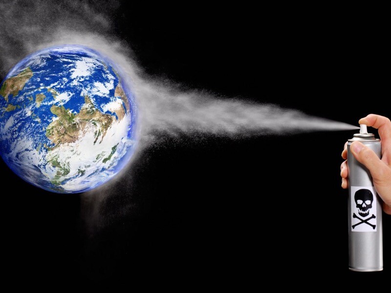 Alegoria de um spray de veneno sendo aplicado ao planeta Terra