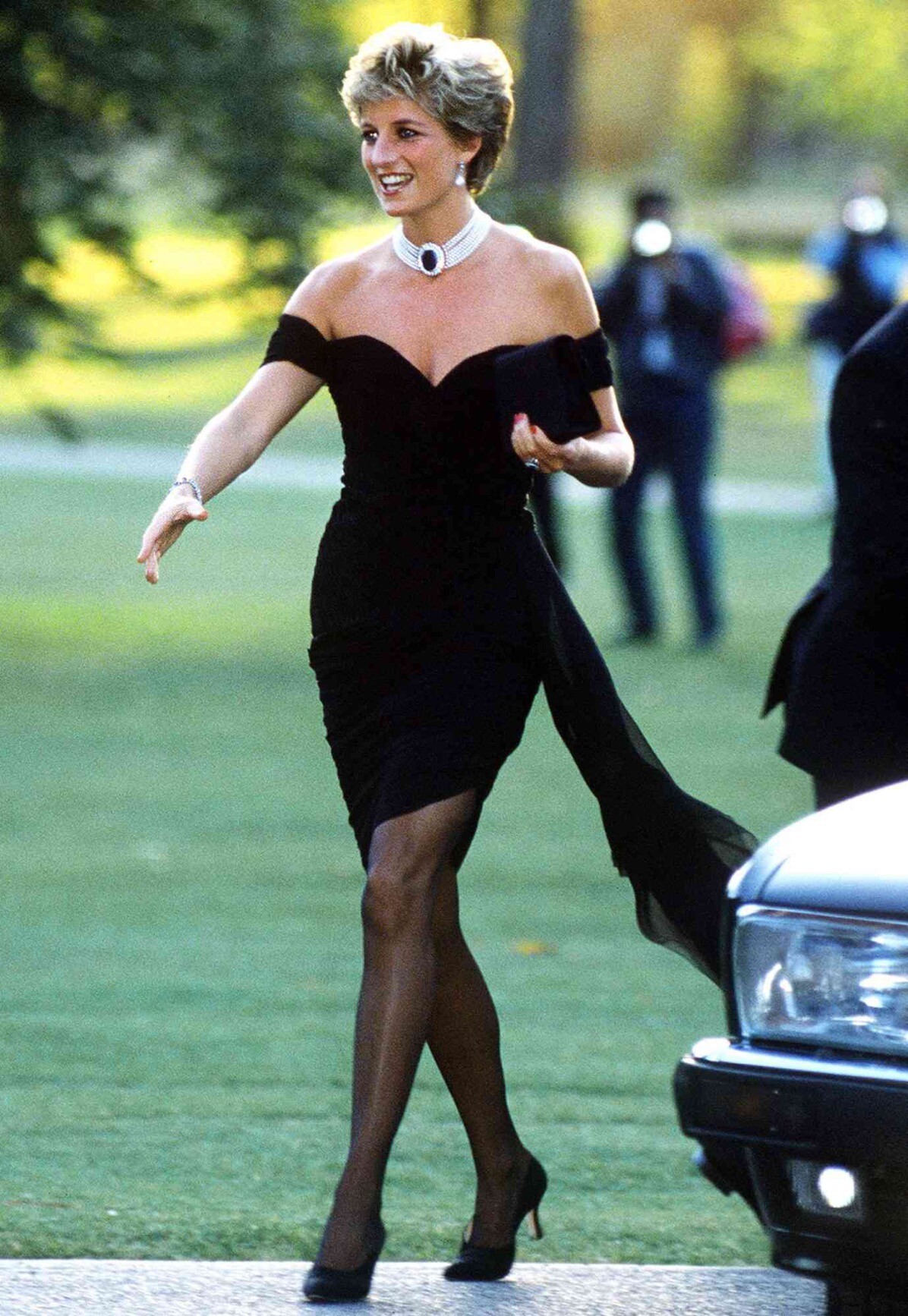 Diana Spencer em junho de 1994, vestindo o traje que ficou conhecido como Revenge Dress, um vestido preto curto e com os ombros à mostra.