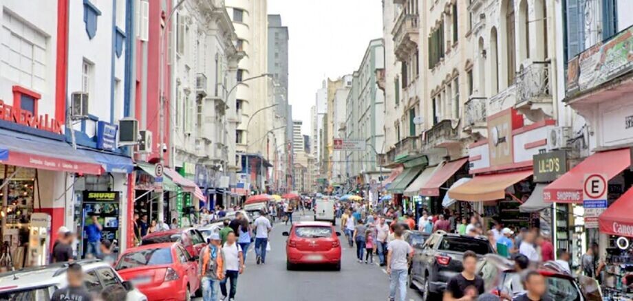 Comércio em funcionamento em trecho da Rua Santa Ifigênia