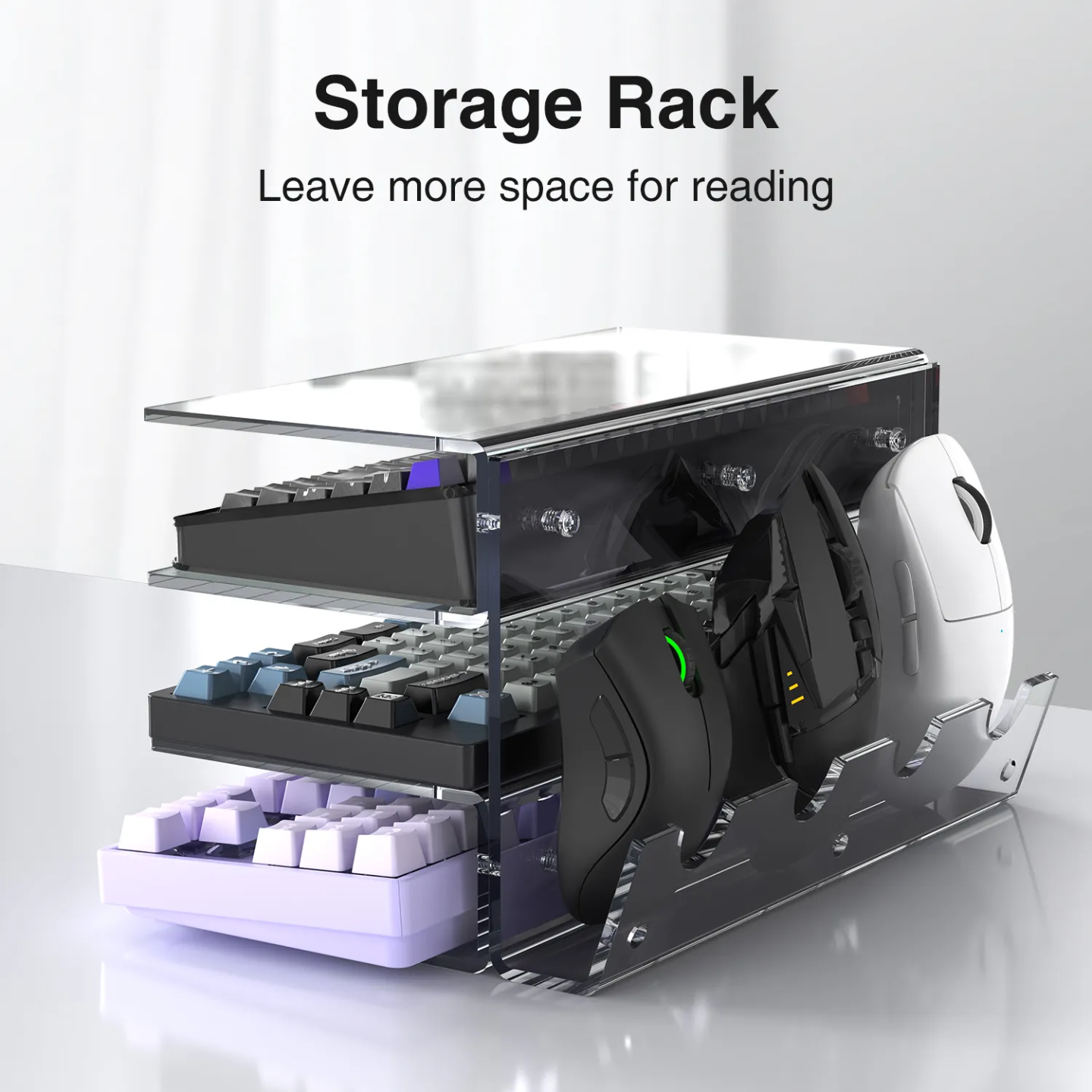 Prateleira de acrílico com 3 teclados empilhados, e 3 mouses (mice) atrás