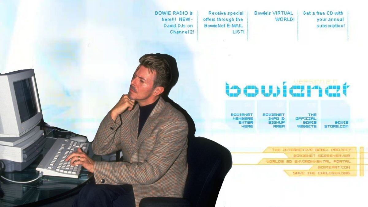 Montagem de foto de Bowie usando um computador, tendo como fundo a home page do BowieNet
