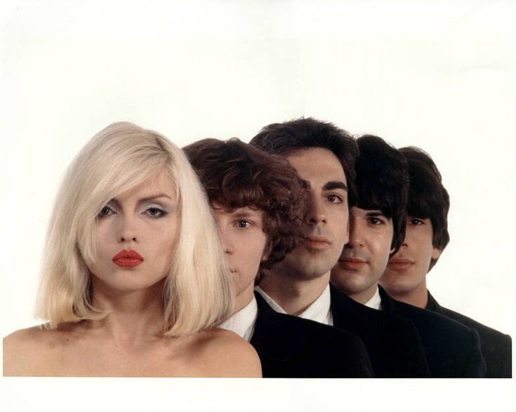 Integrantes da banda Blondie enfileirados em foto promocional