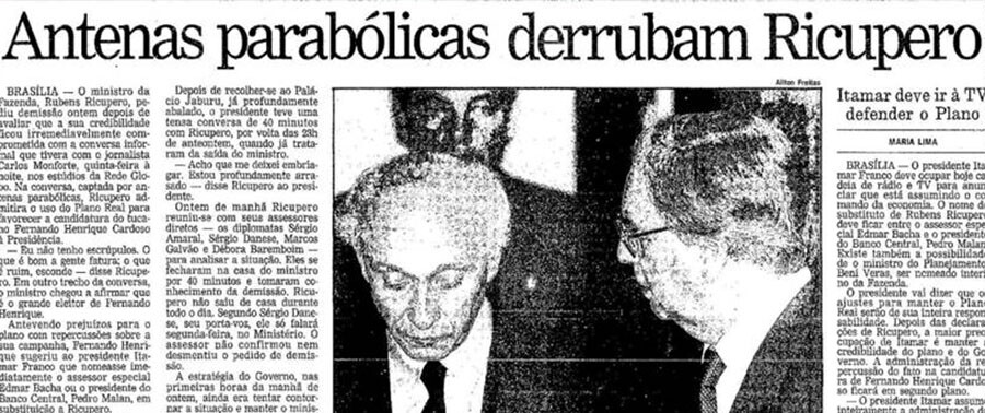 Materia de jornal com foto de Ricupero cabisbaixo ao lado de Itamar Franco, e a manchete: Antenas parabólicas derrubam Ricupero