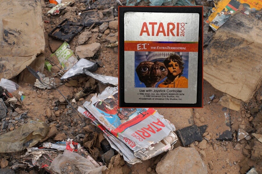Cartucho E. T. tendo como fundo a escavação que encontrou o estoque do jogo, que a Atari havia enterrado no Novo México