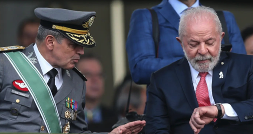 Lula e o comandante do exército Tomás Paiva, em foto da Gabriela Biló para a Folha de São Paulo<br>