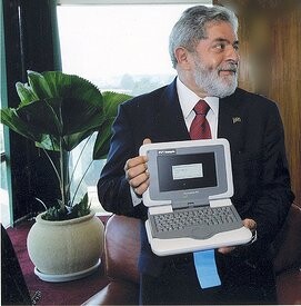 O então presidente Lula segura um Classmate PC, da Intel