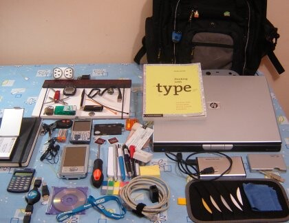 Conteúdo da mochila que eu levava em 2006, espalhado em cima da mochila. A lista e a descrição estão no link mencionado no post.