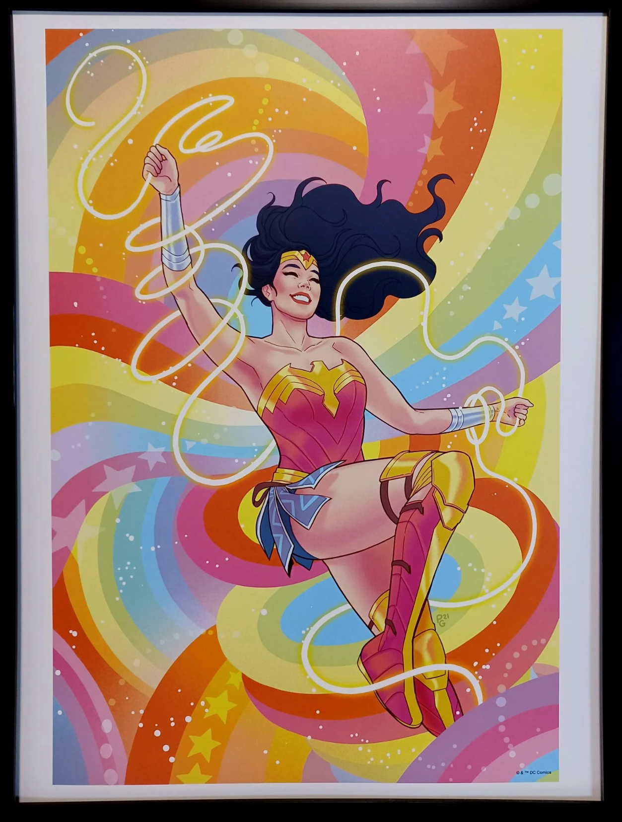 Wonder Woman, por Paulina Ganucheau - poster da Mulher Maravilha sorridente, com o laço da verdade, sobre fundo multicolorido
