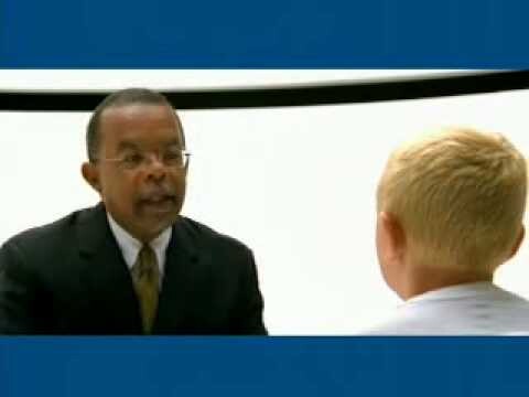 Cena extraída do comercial, em que um homem, de frente para a câmera, conversa com uma criança, de costas. A íntegra do comercial está no link do post.