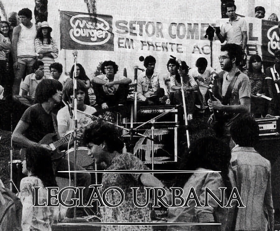Foto em preto e branco da Legião Urbana no palco de seu primeiro show, em MG