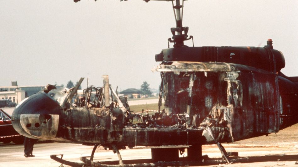 Destroços do helicóptero onde aconteceu a ~emboscada da despreparada força de segurança local