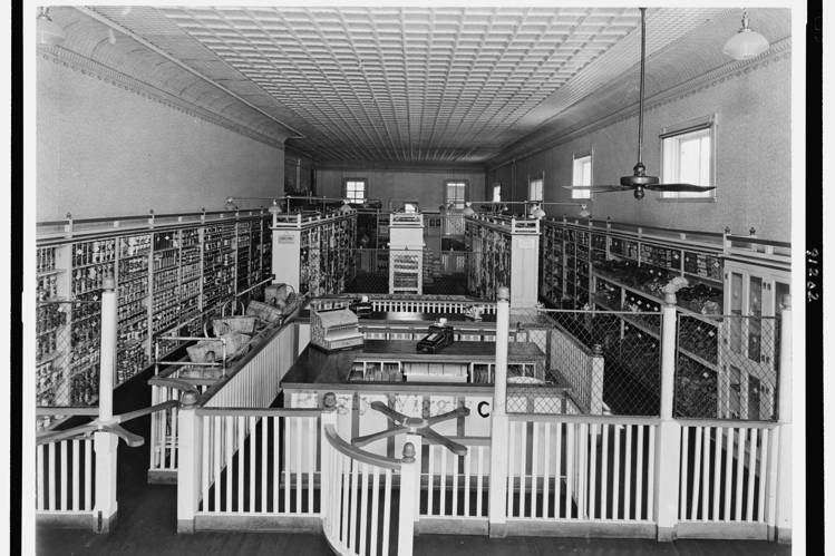 Foto em preto e branco do Piggly Wiggly original, com sua organização clássica