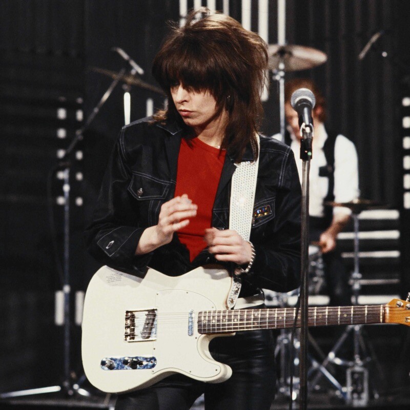 Chrissie Hynde, com sua guitarra, no palco
