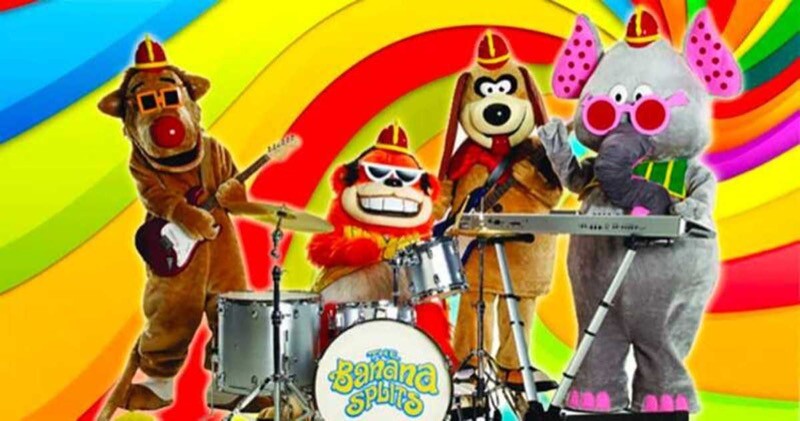 Os personagens de Banana Splits- animais de pelúcia - caracterizados como banda de rock, em um fundo psicodélico