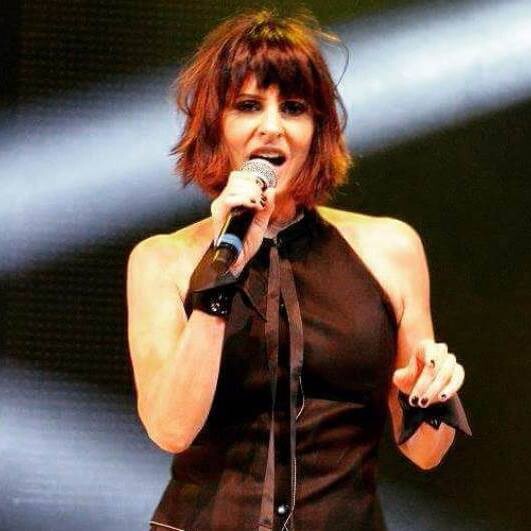 Fernanda ABreu, no palco, encara a câmera