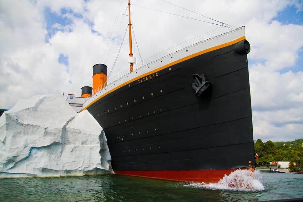 Reprodução do choque entre o Titanic e um iceberg