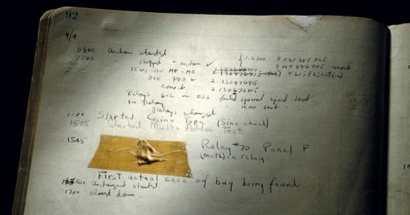 A anotação de Grace Hopper no log do laboratório, ao lado da mariposa presa com fita adesiva:<br><br>1545: Relay #70 panel F (moth) in relay. First actual case of bug being found. <br><br>