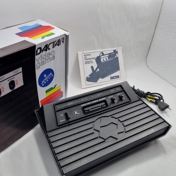 Console Dactar junto à sua caixa e manual