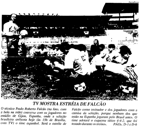 Matéria de jornal com o título “TV Mostra a Estreia de Falcão“, e foto dos jogadores sentados sobre bolas de futebol, enquanto o técnico Falcão segura uma delas em suas mãos. 