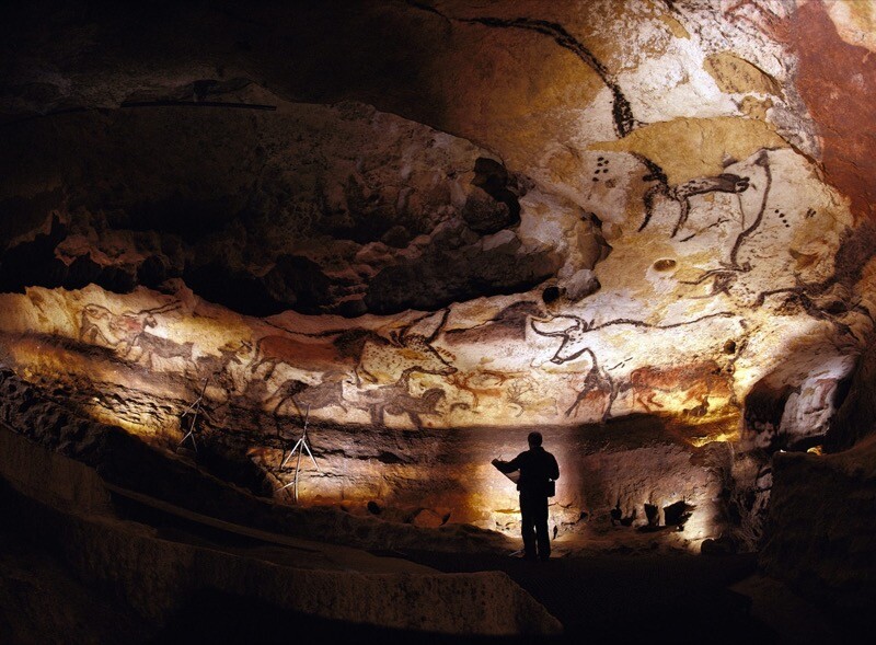 Visão moderna e iluminada de um dos murais pré-históricos, na abóbada de um grande salão da caverna, ricamente decorada com figuras de animais